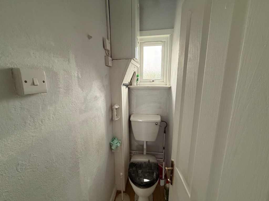Lot: 142 - THREE-BEDROOM MID-TERRACE HOUSE FOR IMPROVEMENT - W.C.